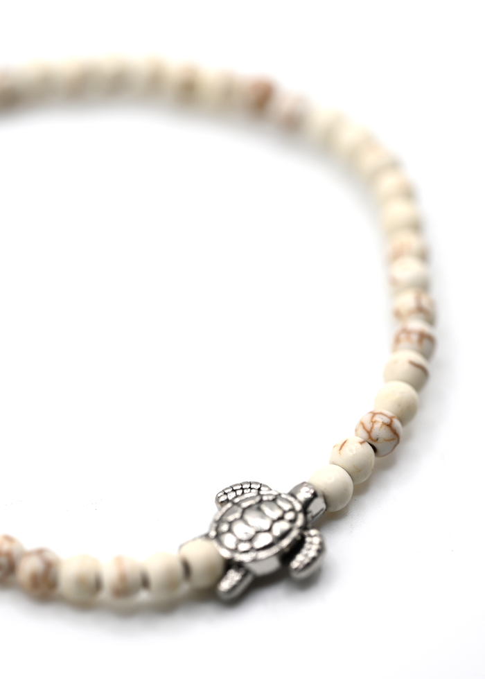 Honu 4mm Piros Beaded Bracelet - Close-Up 1