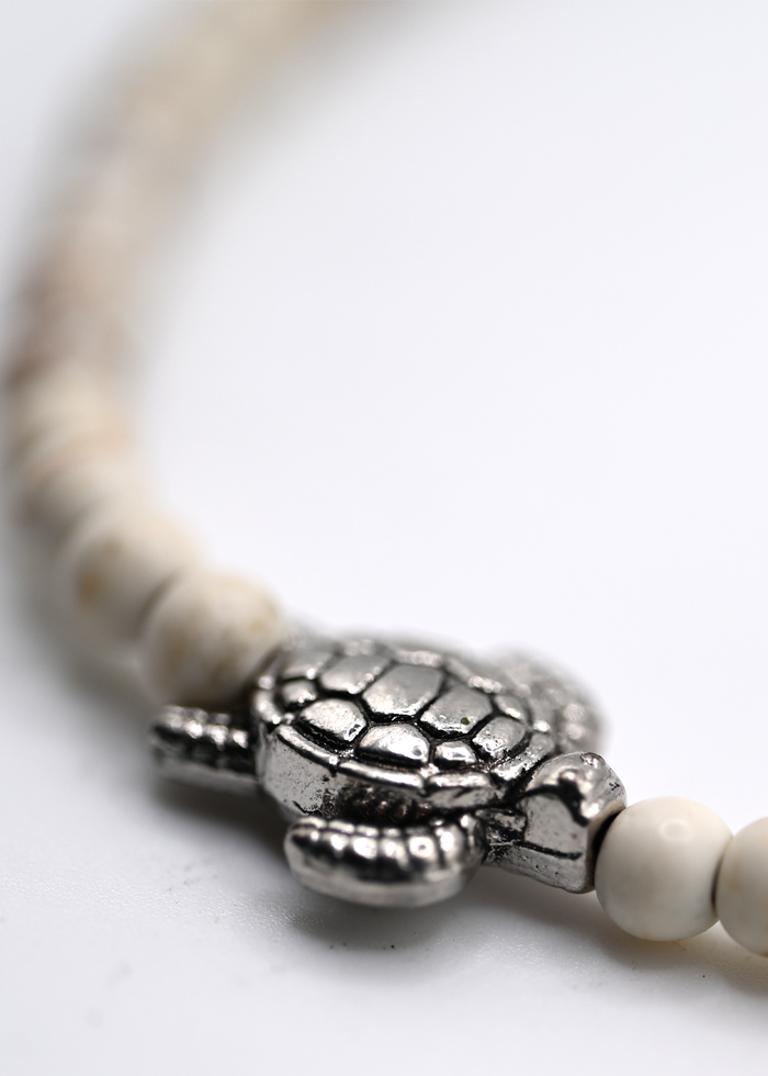 Honu 4mm Piros Beaded Bracelet - Close-Up 2