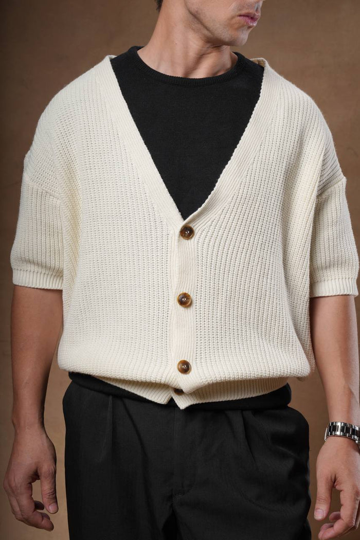 Knit cardigan boxy fit.